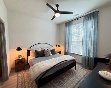 11604 Stonehollow Dr - Photo Thumbnail 4