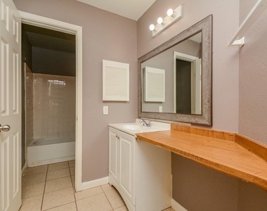 8607 Crystal Cove Circle - Photo Thumbnail 10