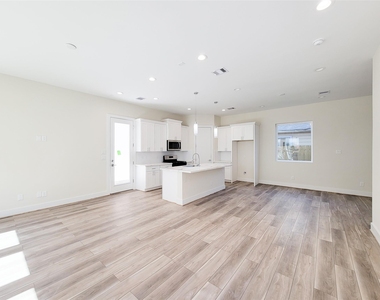 5931 Beall Street - Photo Thumbnail 5