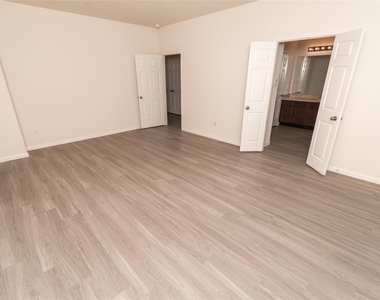 1135 Lexington Grove Drive - Photo Thumbnail 7