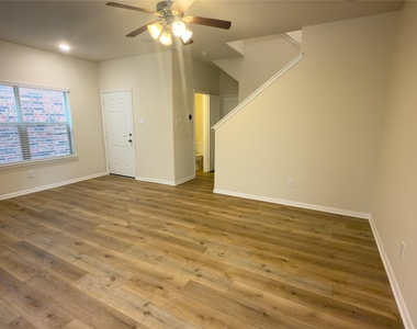 17035 Amarose Drive - Photo Thumbnail 10