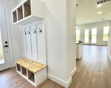 7819 Colonial Lane - Photo Thumbnail 2