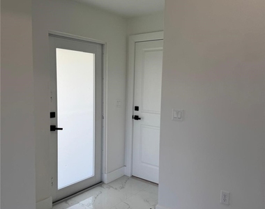 4677 Golfview Boulevard - Photo Thumbnail 2