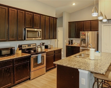 1902 Sw 26th Street - Photo Thumbnail 4