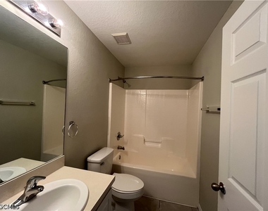 1821 Sw 22nd Lane - Photo Thumbnail 11