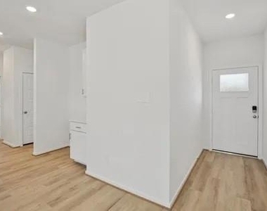 14187 Granger Pointe - Photo Thumbnail 6