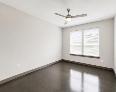 1111 N Durham Drive - Photo Thumbnail 10