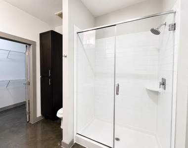 1111 N Durham Drive - Photo Thumbnail 11