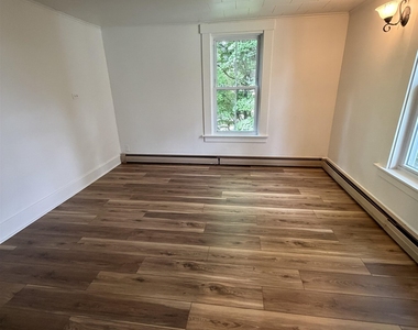 110 Estey - Photo Thumbnail 7