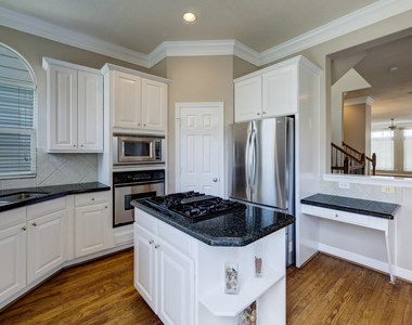 623 Knox Street - Photo Thumbnail 14