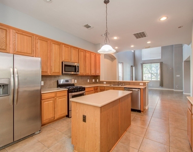 9106 Sunlight Oak Lane - Photo Thumbnail 10