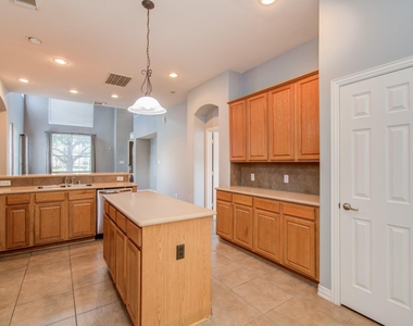 9106 Sunlight Oak Lane - Photo Thumbnail 11