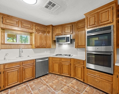 616 Cannan Drive - Photo Thumbnail 17