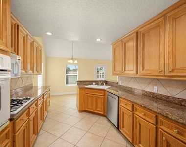 3212 Glastonbury Drive - Photo Thumbnail 10