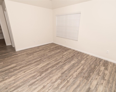 5482 Quail Cove Lane - Photo Thumbnail 4