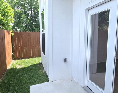 1475 Ferguson Way - Photo Thumbnail 18