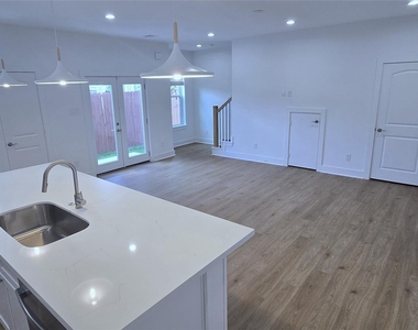 1475 Ferguson Way - Photo Thumbnail 3