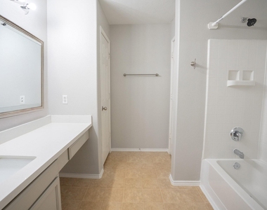 7843 Crescent Village Lane - Photo Thumbnail 14