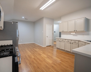 7843 Crescent Village Lane - Photo Thumbnail 11