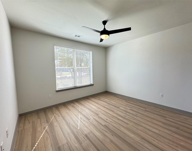 11604 Stonehollow Dr - Photo Thumbnail 9