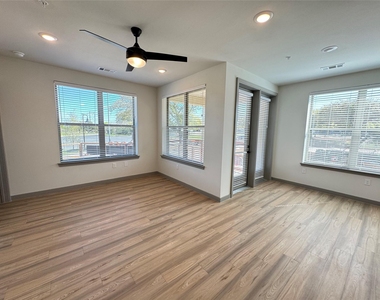 11604 Stonehollow Dr - Photo Thumbnail 4