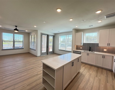 11604 Stonehollow Dr - Photo Thumbnail 3