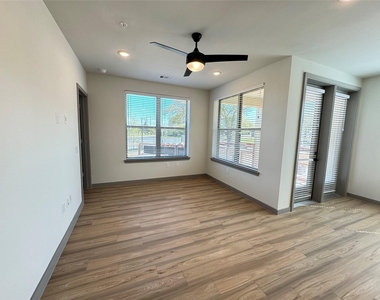 11604 Stonehollow Dr - Photo Thumbnail 5