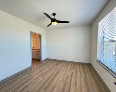 11604 Stonehollow Dr - Photo Thumbnail 7