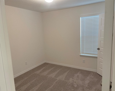 7543 Fishbowl Lane - Photo Thumbnail 8