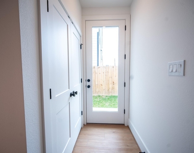 7611 Victory Reserve Street - Photo Thumbnail 8