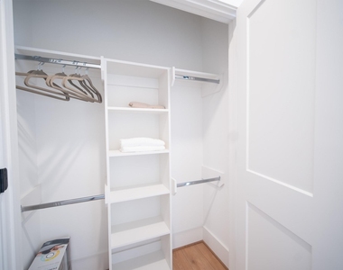 7611 Victory Reserve Street - Photo Thumbnail 5