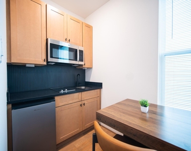 7611 Victory Reserve Street - Photo Thumbnail 3