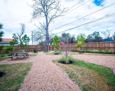 7611 Victory Reserve Street - Photo Thumbnail 10