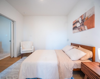 7611 Victory Reserve Street - Photo Thumbnail 1
