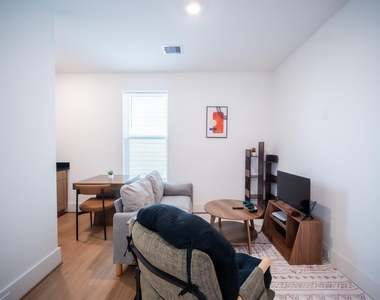 7611 Victory Reserve Street - Photo Thumbnail 2