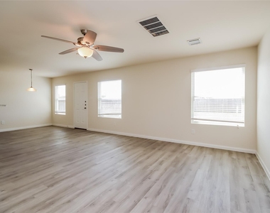 5815 Northern Oak Street - Photo Thumbnail 6