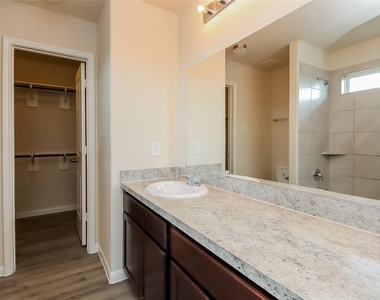 5815 Northern Oak Street - Photo Thumbnail 10