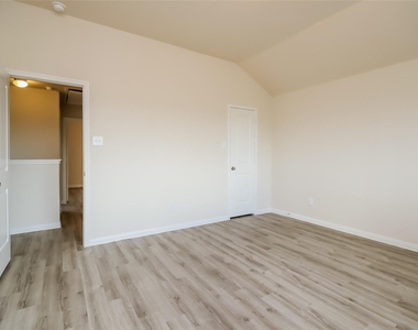5815 Northern Oak Street - Photo Thumbnail 7