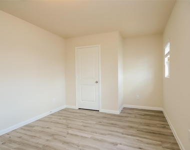 5815 Northern Oak Street - Photo Thumbnail 12