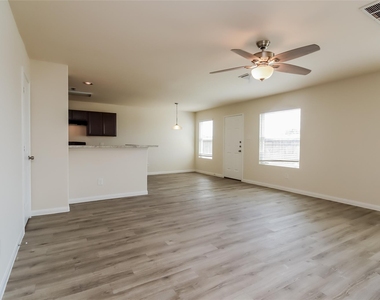 5815 Northern Oak Street - Photo Thumbnail 4