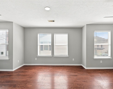 1421 Ruthven Street - Photo Thumbnail 12