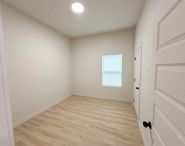 326 Clearwater Street - Photo Thumbnail 5
