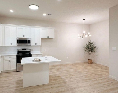 326 Clearwater Street - Photo Thumbnail 2