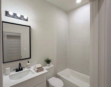 326 Clearwater Street - Photo Thumbnail 6
