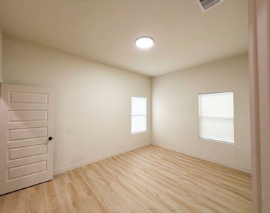 326 Clearwater Street - Photo Thumbnail 8