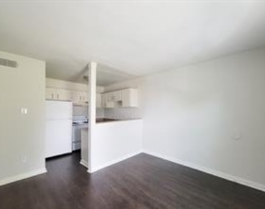101 Brookside Lane - Photo Thumbnail 7