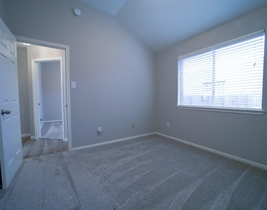 117 Harbour Town Circle - Photo Thumbnail 12