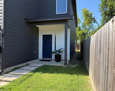 2417 Noble Street - Photo Thumbnail 2