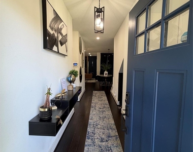 2417 Noble Street - Photo Thumbnail 3