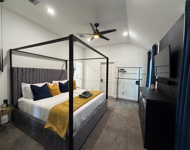 2417 Noble Street - Photo Thumbnail 24